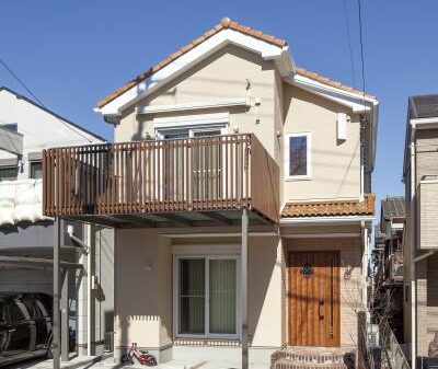 洋瓦屋根の南欧風外観の住まい
