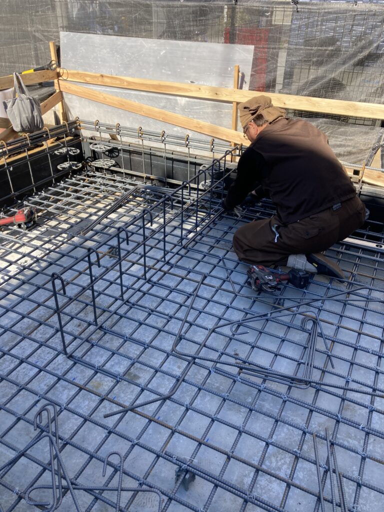 今日も板橋区弥生町でユニット鉄筋を組んでいます。