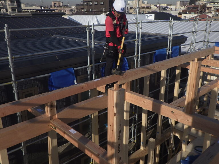 板橋区弥生町で木造3階建て専用住宅の建て方を行いました。