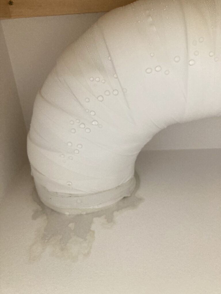 換気システムのダクトに水滴が発生しています。