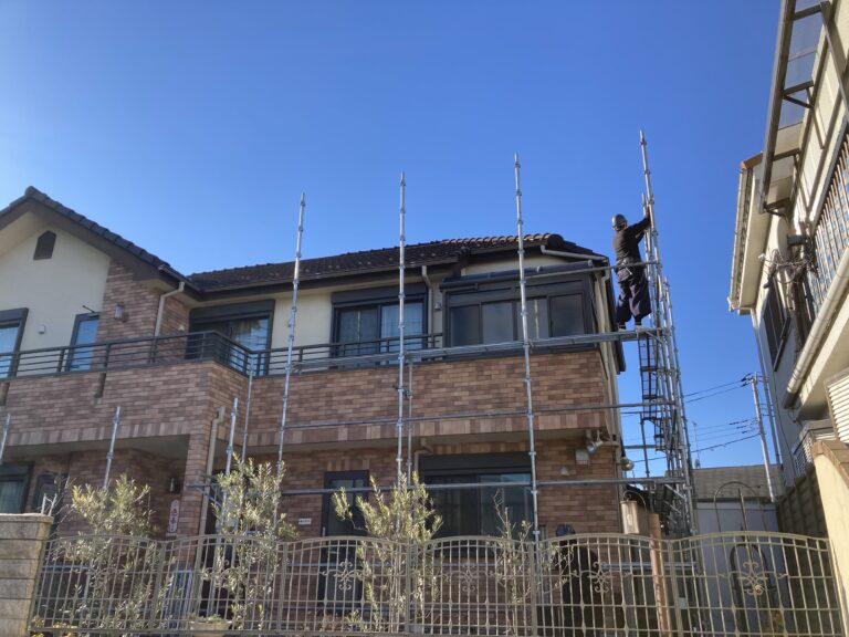 板橋区高島平のS邸で外壁メンテナンスを行っています。