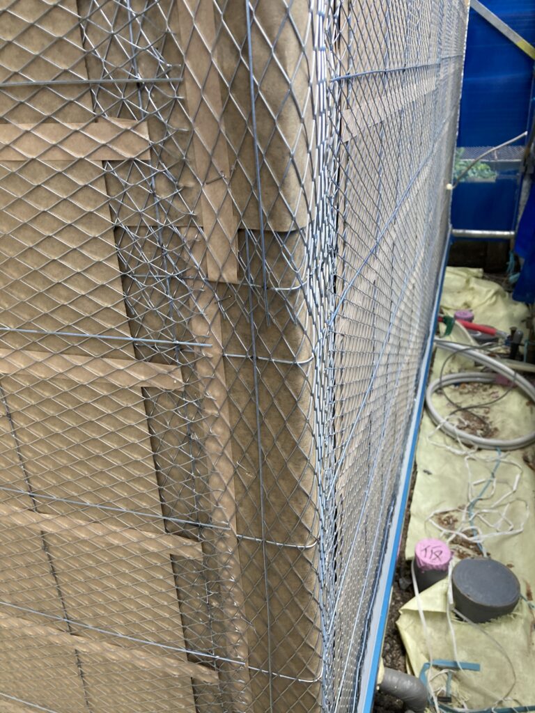 板橋区弥生町の現場でラス網の施工が続いています。
