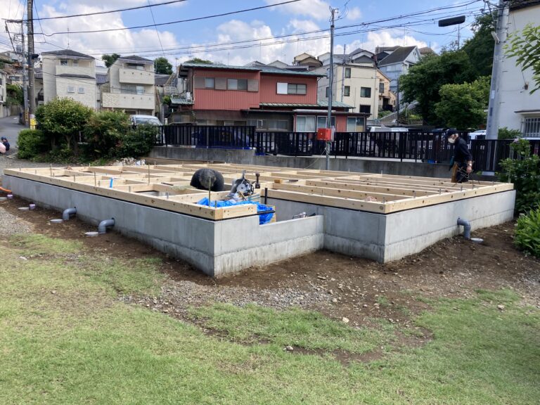 梅雨も中休み、板橋区徳丸1丁目では土台敷きを行っています。