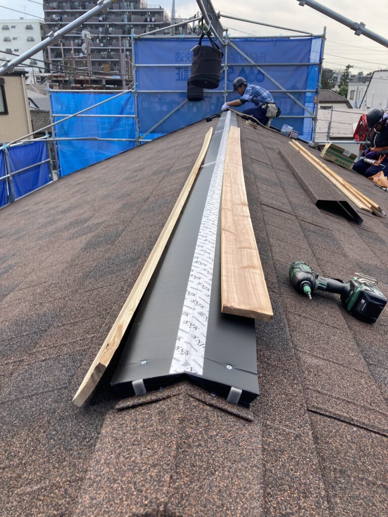 板橋区徳丸1丁目のFPの家はガルバの屋根を葺きました。