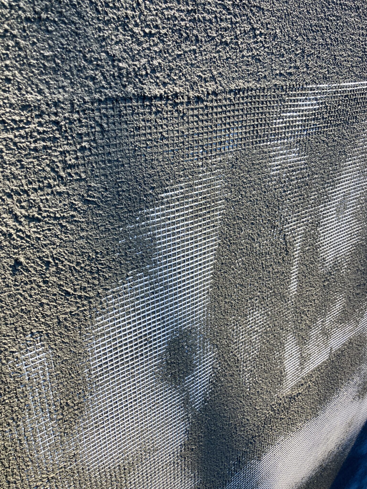 耐アルカリ性ガラス繊維ネットを軽量モルタル表面に伏せ込みます。 練馬・板橋で注文住宅ならアセットフォー