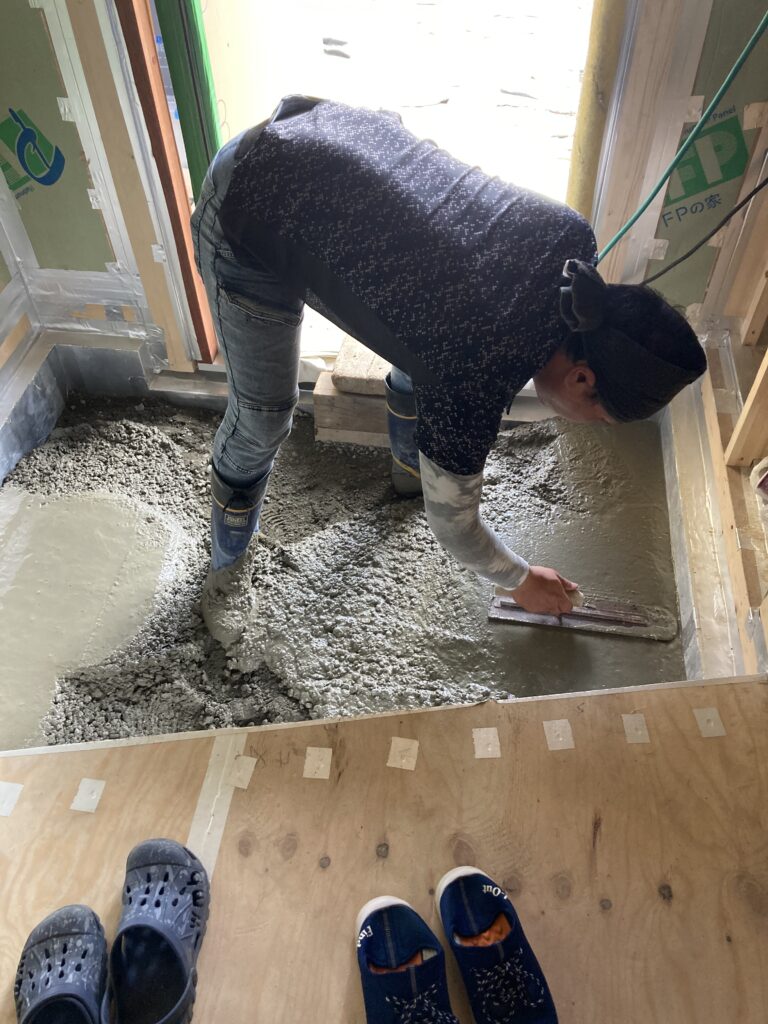 練馬区東大泉5丁目でFPの家の玄関土間部分のコンクリート打設を行いました。
