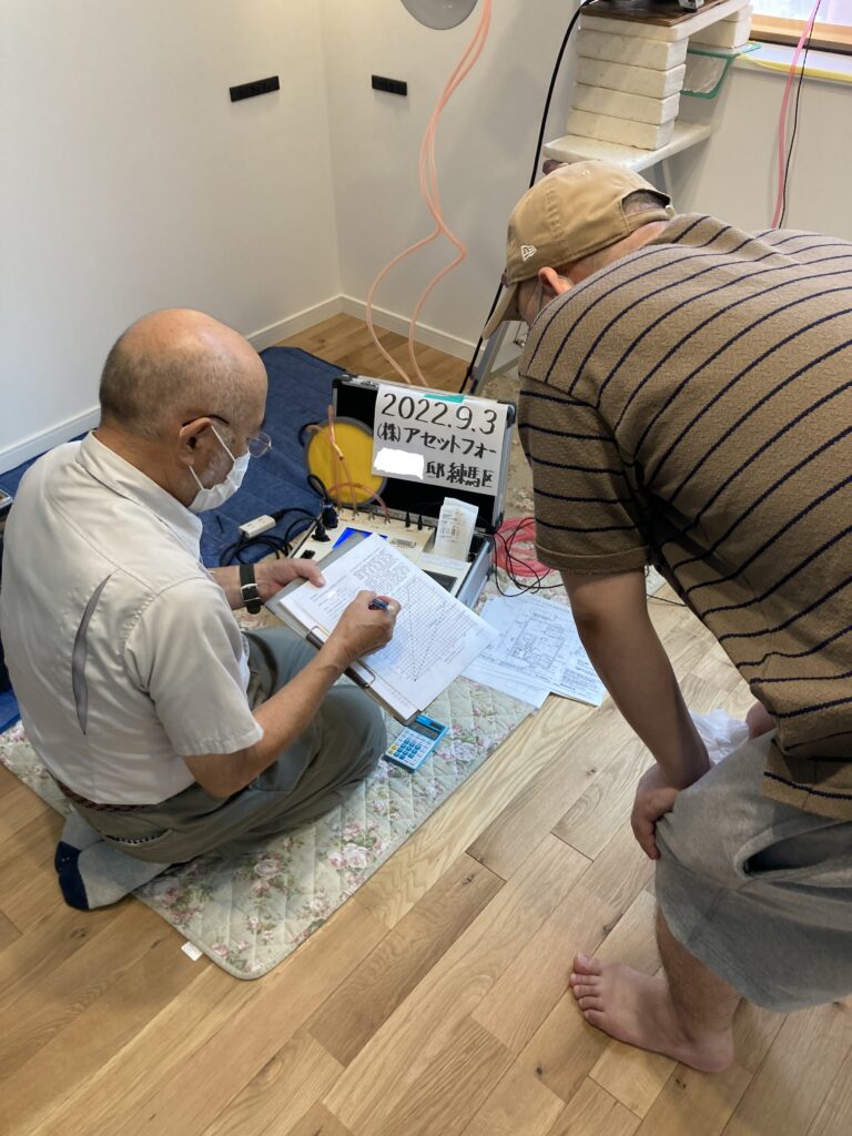 練馬区土支田3丁目のFPの家　T邸で施主立会の下、気密測定を行いました。