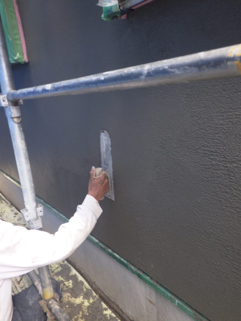 練馬区東大泉5丁目のFPの家　N邸で、外壁のモルタル塗りを行っています。