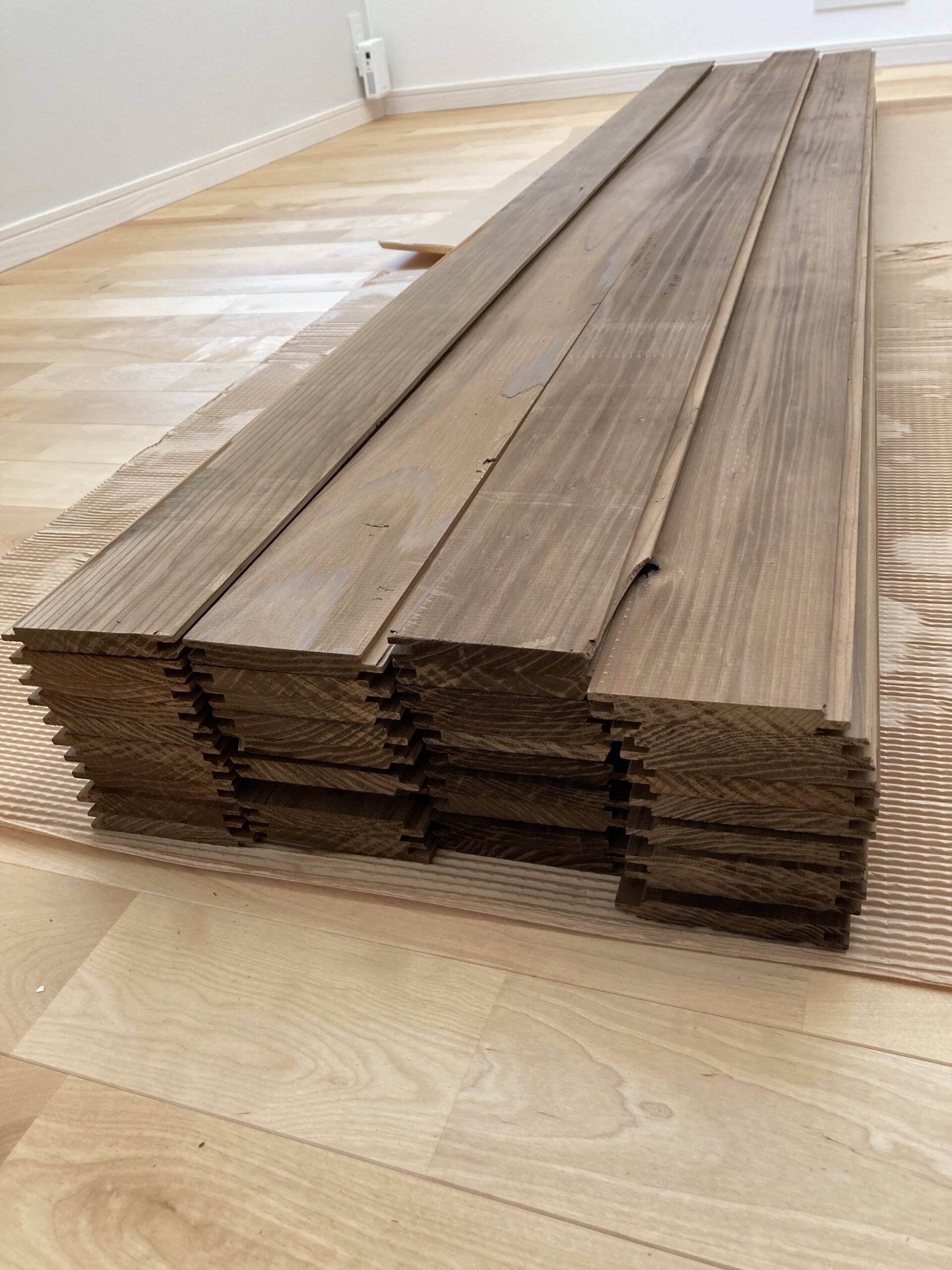 実はコレ、高い寸法安定性と耐久性が付与された、不思議な木材なんです