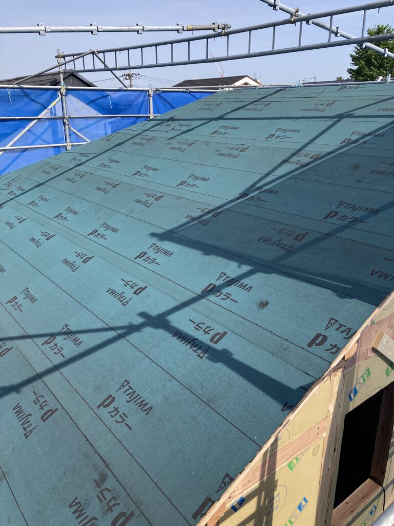 下葺き材は、屋根材の下に敷設される防水シートのことです。
