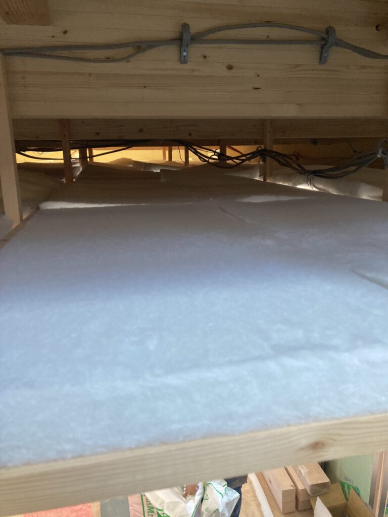 練馬区貫井4丁目のFPの家　I邸では、天井裏に白いマットを敷き並べています。