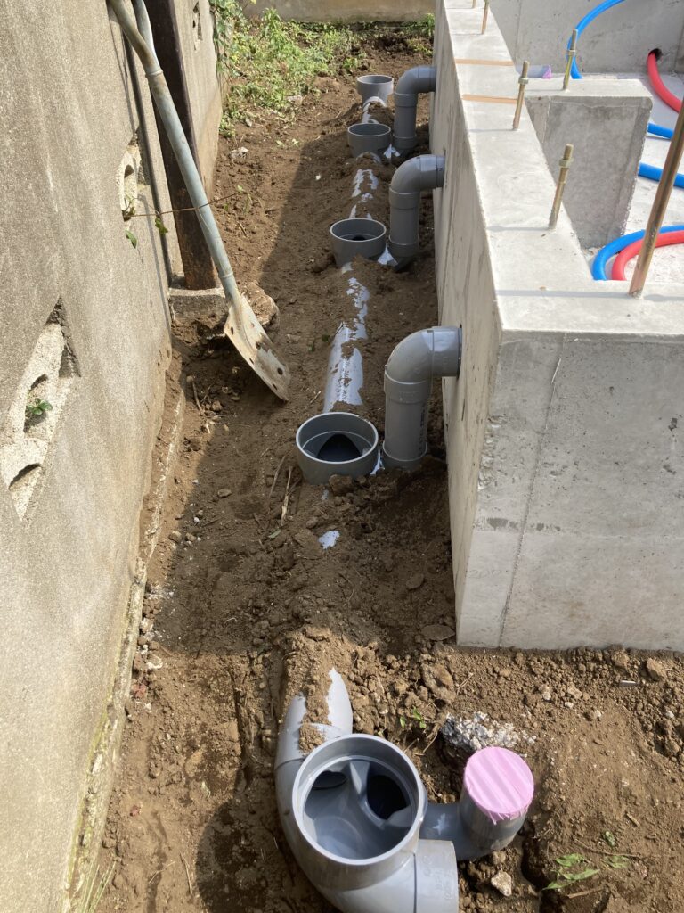 基礎工事が完成したので、給排水配管の先行配管を行いました。