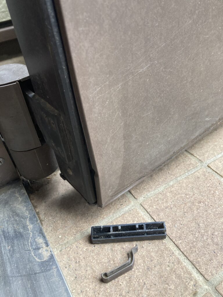 「カバー工法によるドア交換をお勧めします！」この一言が怖いんです。