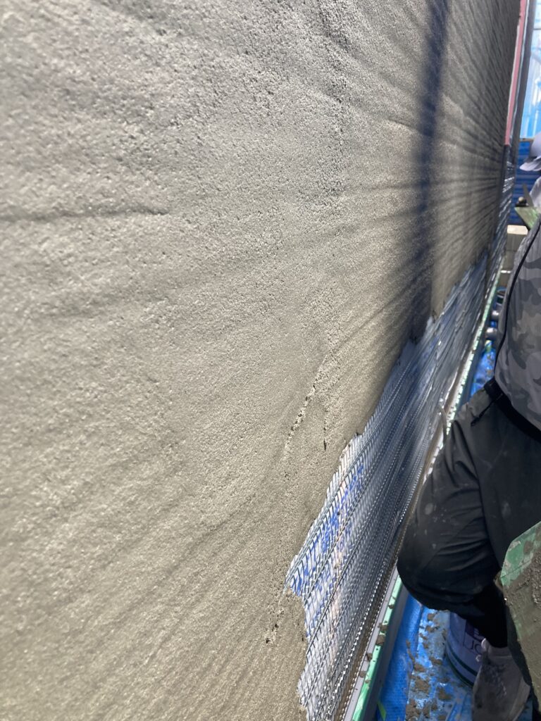 練馬区春日町4丁目のFPの家　I邸で、ラス網にモルタルを塗り始めました。