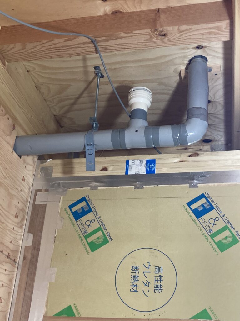 豊島区高松2丁目のFPの家　H邸では引き続き給排水配管が行われています。