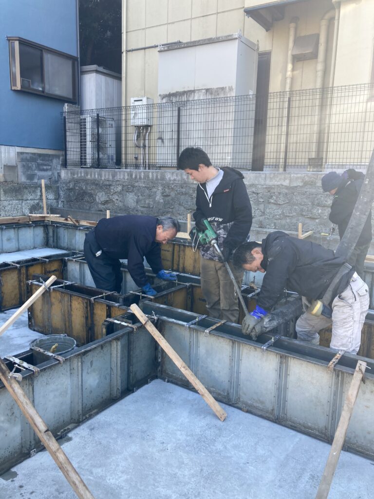 前回の打設時に外回りの立ち上がりコンクリートを打設しています。