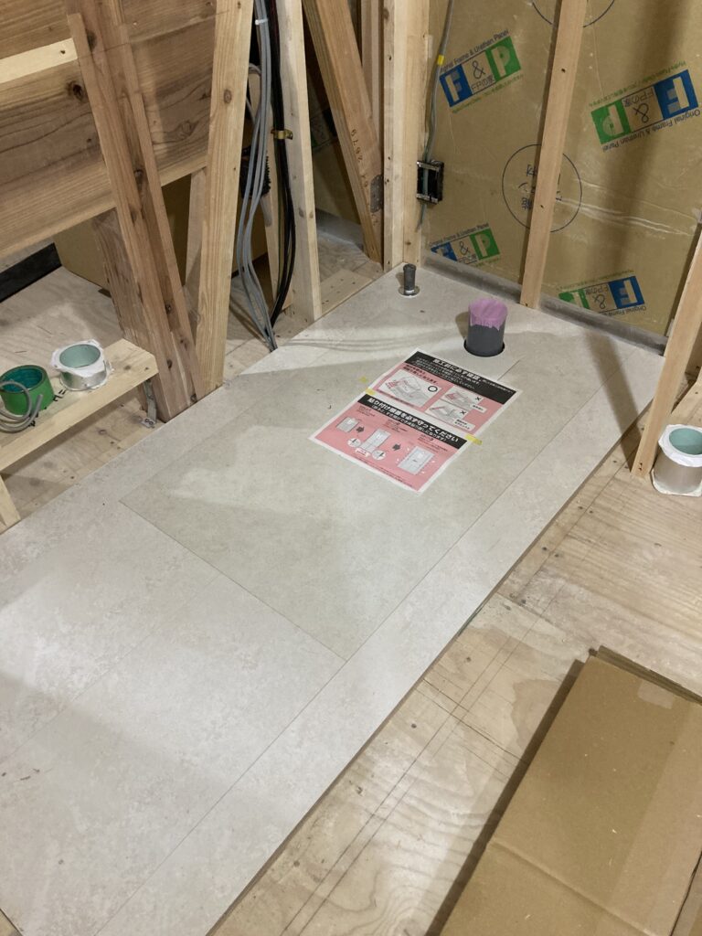 TOTOのハイドロセラ・トイレフロアJという床材を採用しています。