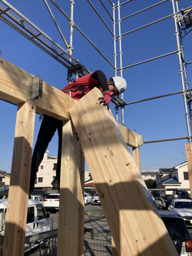 朝から足場架設～1階部分の建て方を行いました。