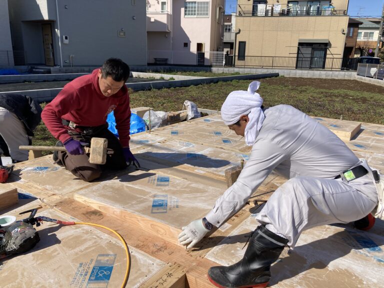 そして最後にブルーシートを掛け、雨養生を行って作業完了！