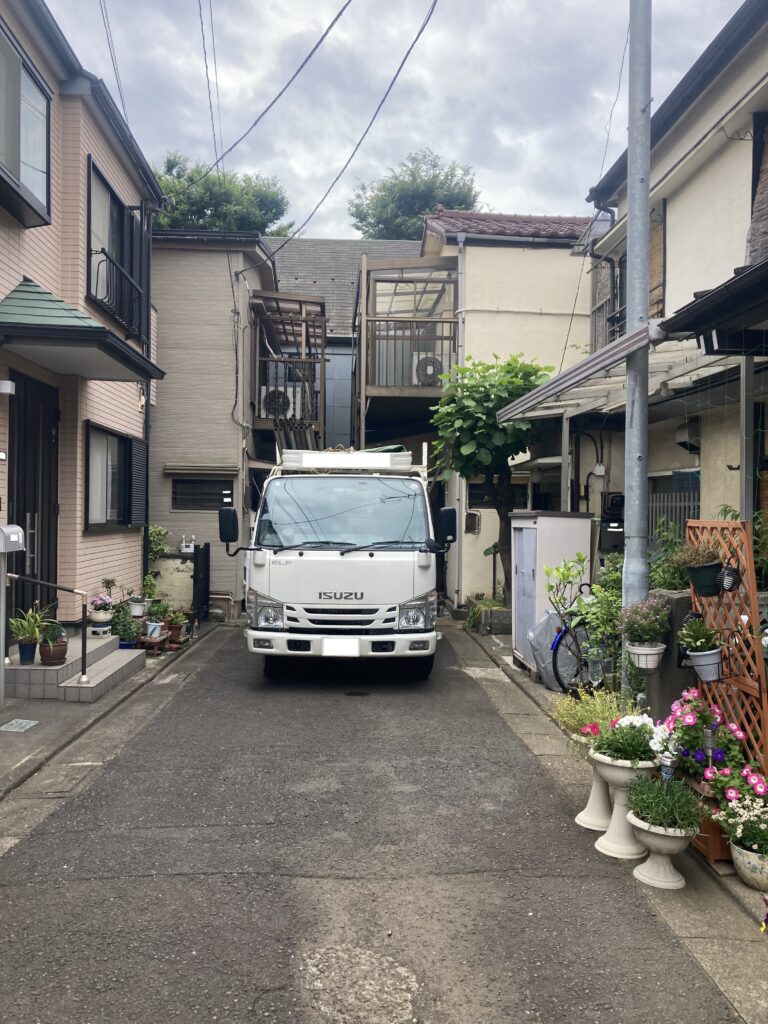 離れた駐車場を探して、自転車で通ってもらうしかなさそうです。