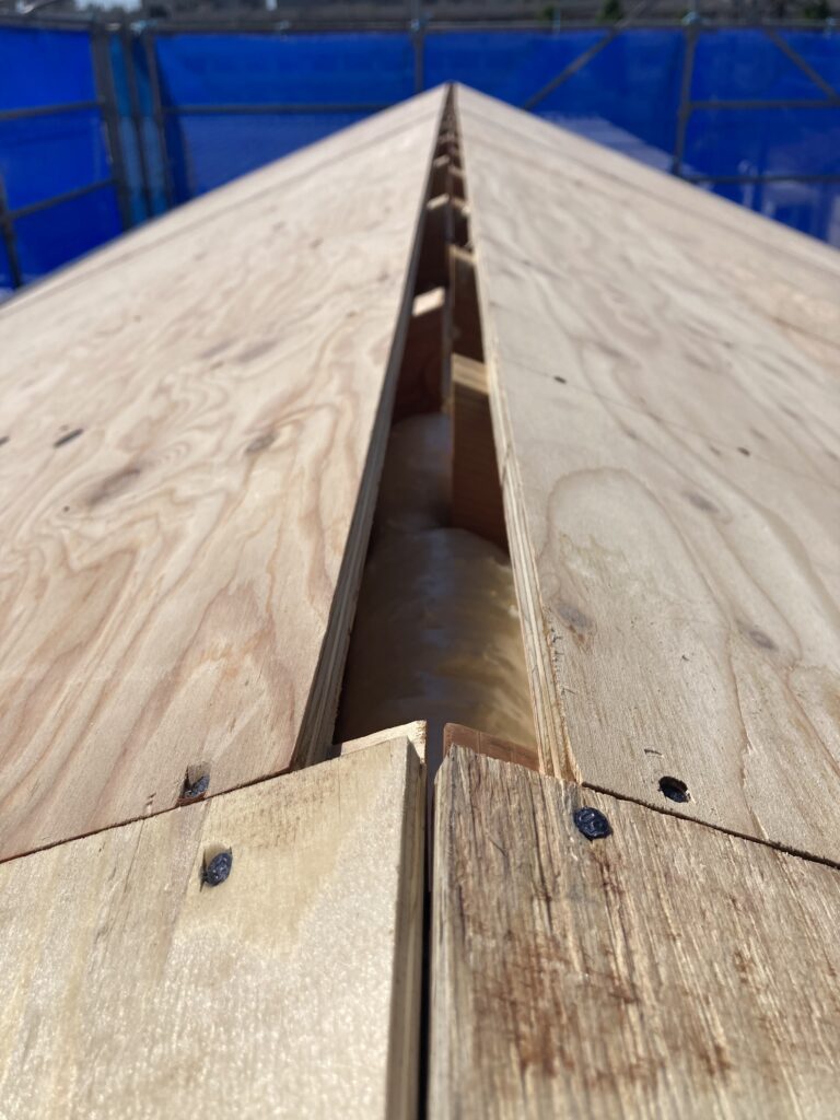 棟換気用の開口は、屋根の端から端まで開けるようにしています。