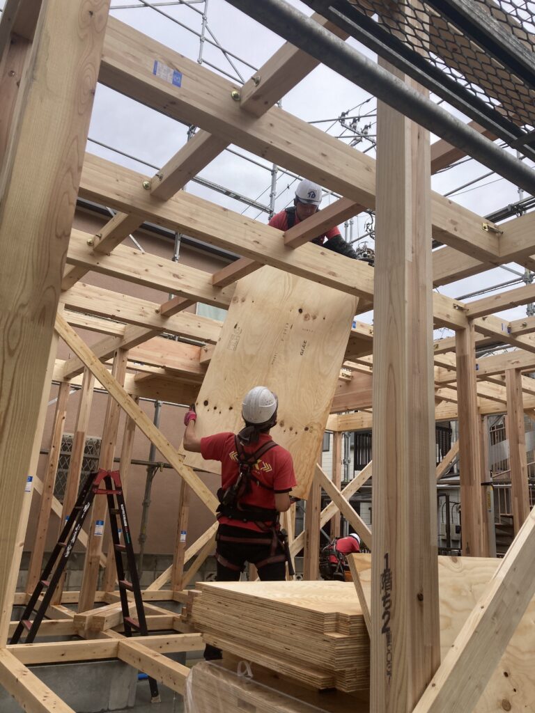 重機を使わず、手揚げによる建て方を行っています。