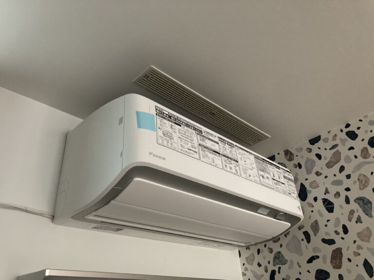 夏はココから暑い外気を、冬は冷たい外気をエアコンに直接採り入れます。