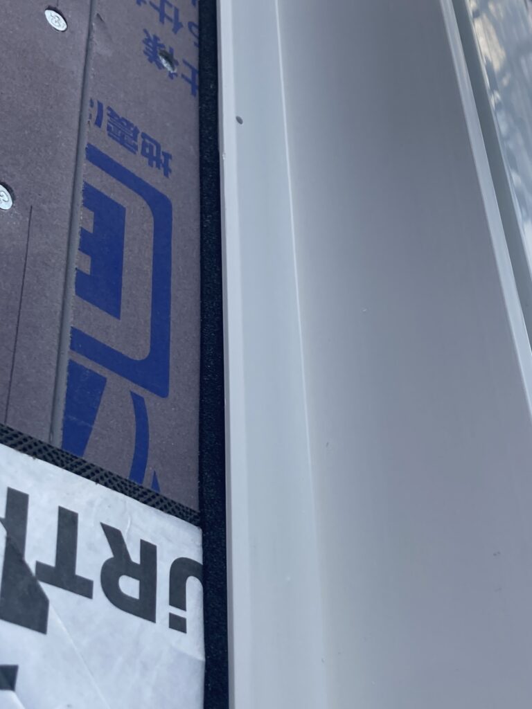 サッシ外側のひれ部分と耐力面材の間には、ウルトのVKPテープを挟んでいます。