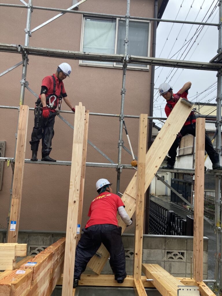 長くて太い梁も全て手で運び、手で揚げていきます。