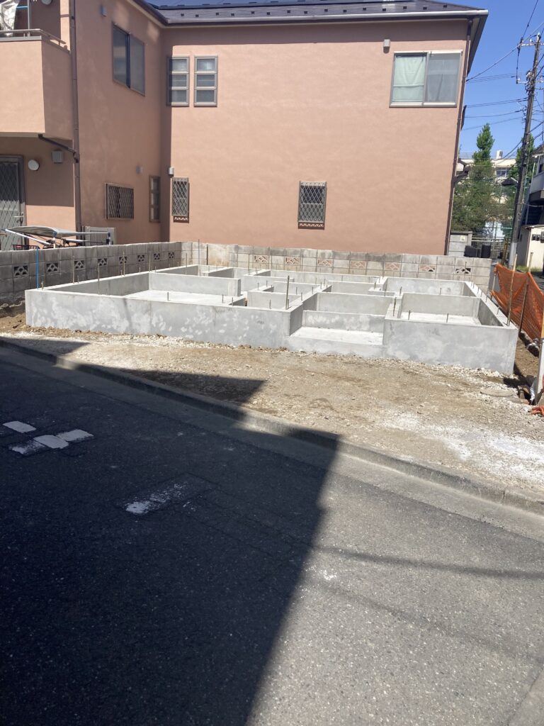 基礎が完了して足場を架設する迄の期間に、水道配管を行うのが良いんです。