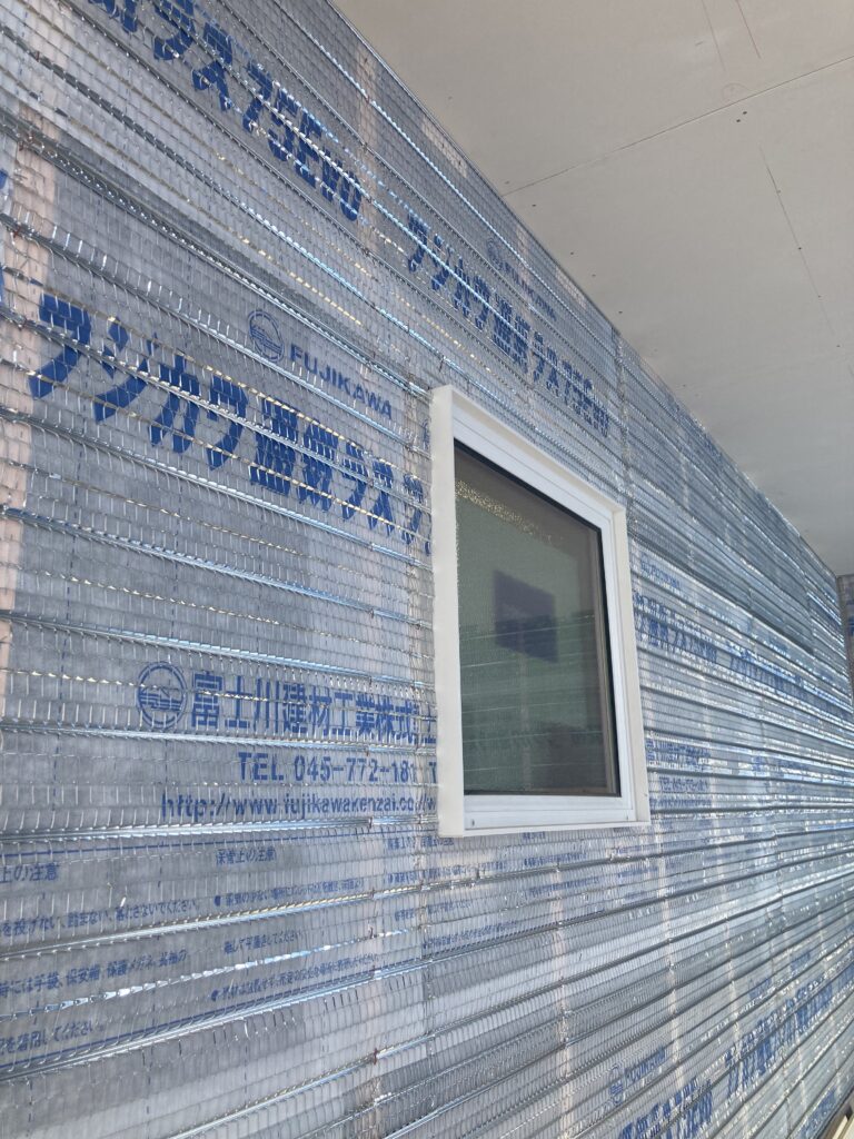 フジカワ通気ラスは半透明のシートが裏打ちされているので、胴縁がよく見えます。