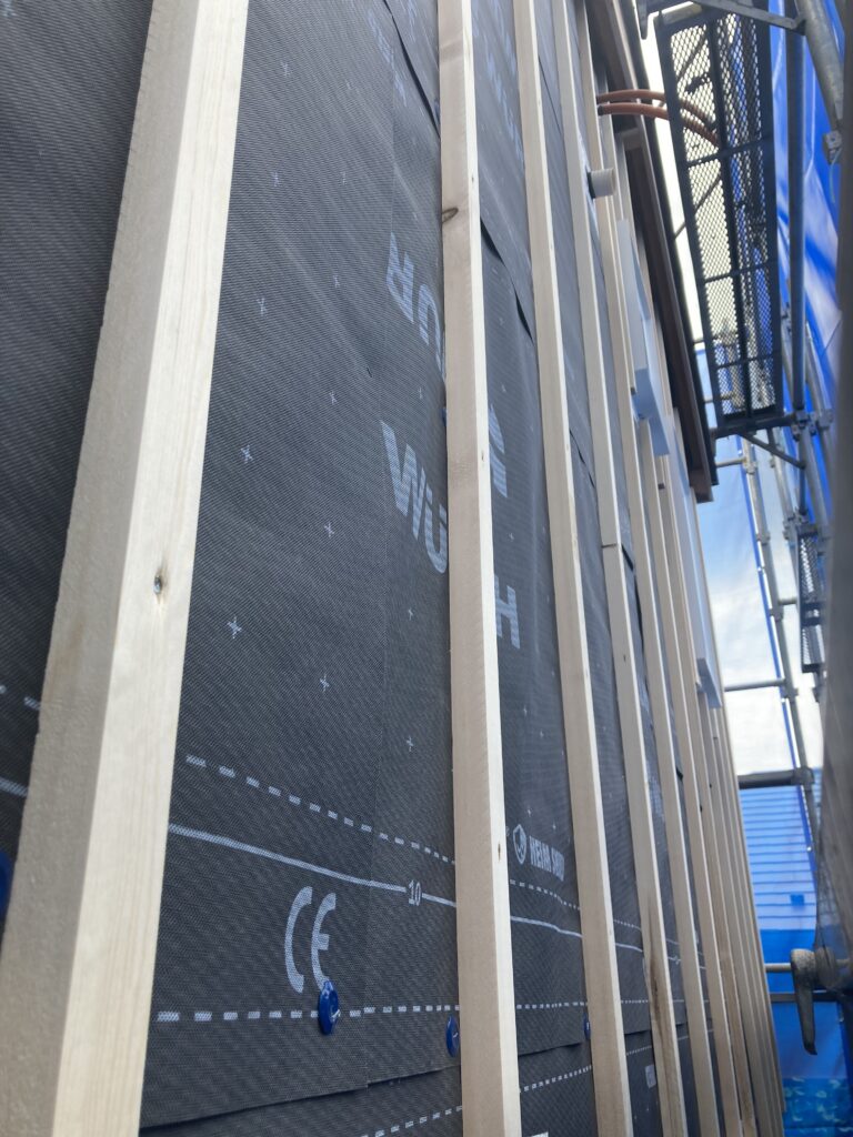 だって通気層が大きい方が、通気層を通る気流速度は速くなるでしょ？