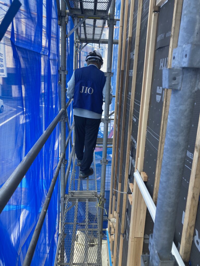 検査員と一緒に足場に上がり、検査員の後ろをついて歩きます。