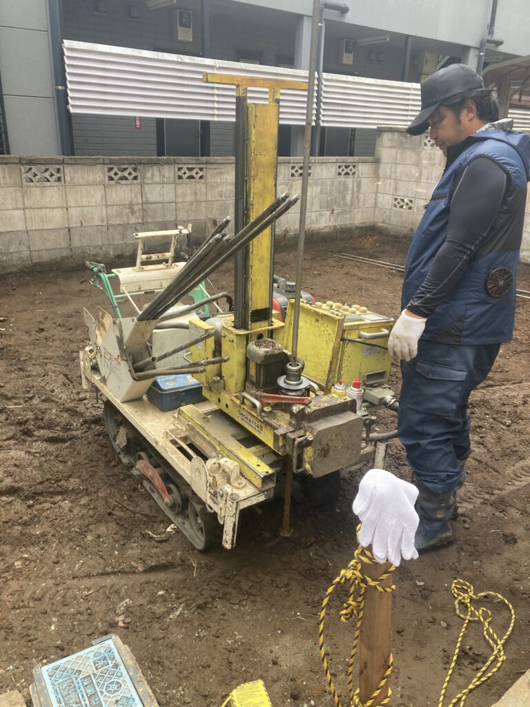 雨水を吸ってドロドロになっていましたが、間違いなく砂交じりの粘土です。