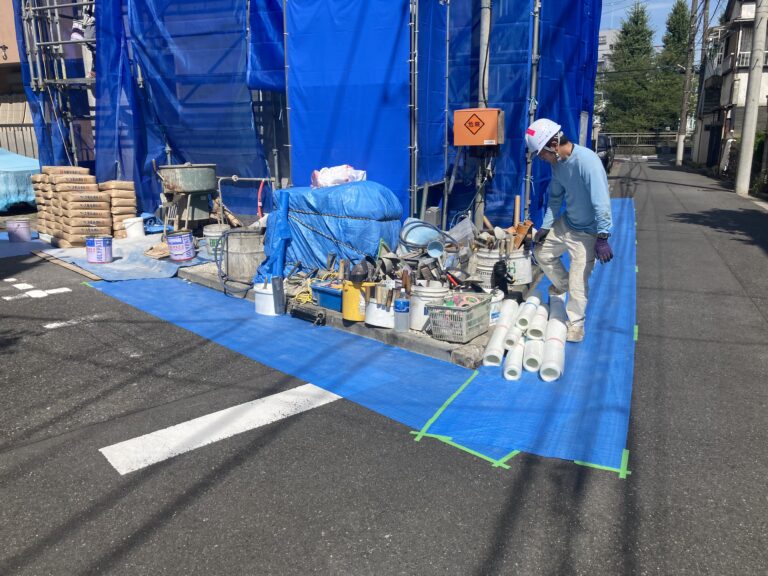 足場と建物が近いので移動は道路を使います。だから道路を養生しました。