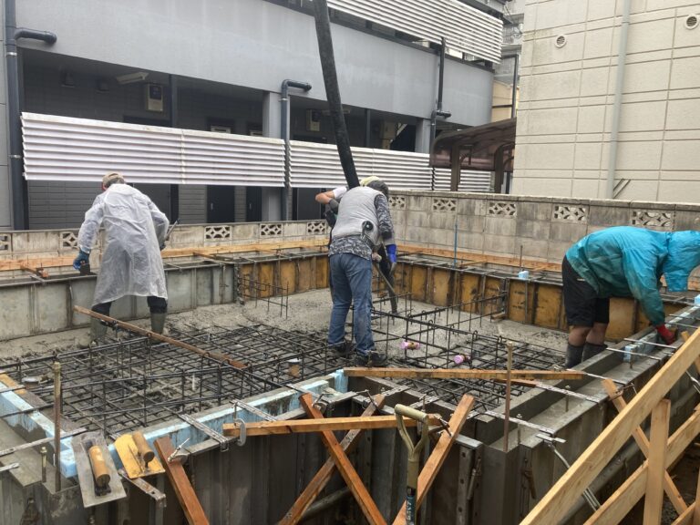 朝一番、現場脇の道路に車を停めてコンクリート検査を行いました。