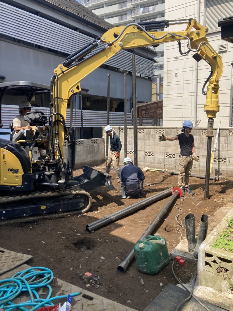道路の間口が1.8mほどしか無い為、一般的な重機では敷地内に入れません。