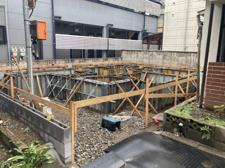 周辺環境により、小型生コン車しか入れない現場です。