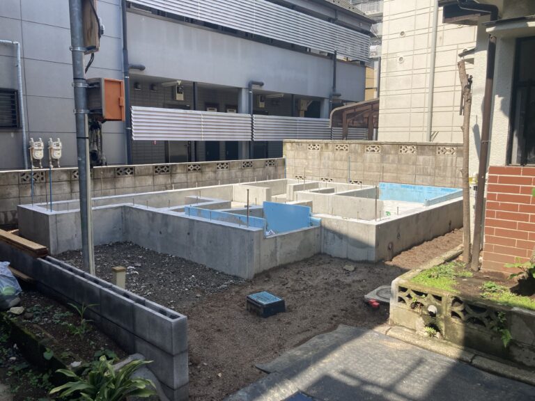 基礎の周りにあった遣り方を撤去し、土入れ＆整地も完了。
