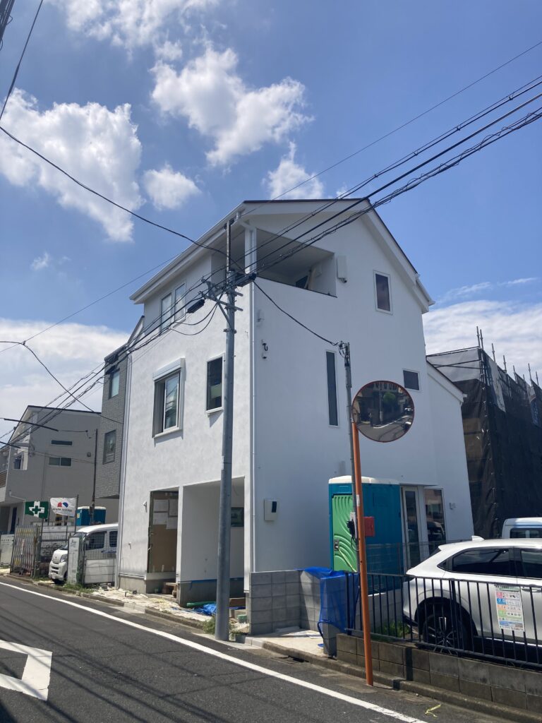 苦労して載せた太陽光パネルですが、下からは見えないんですよね・・・。