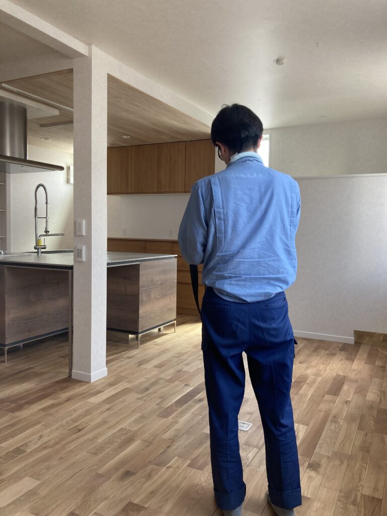 建物内に入り、申請図と差異がないかどうかを調べていました。