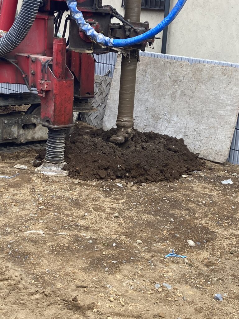 基礎の下にバランス良く配置される事で、建物の不同沈下を防いでくれます。