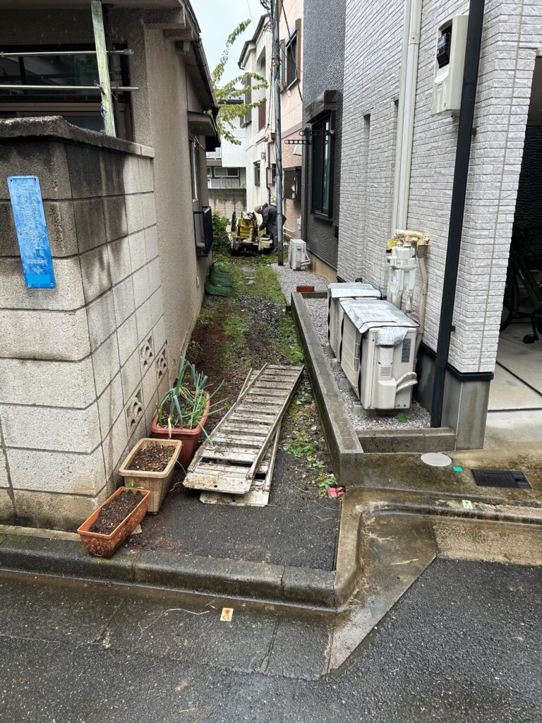 申請上接道義務は果たしていても、実際には車両進入不可なんです。