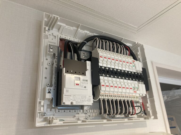 通電火災の二次災害に備えるのが感震ブレーカーの役割です。