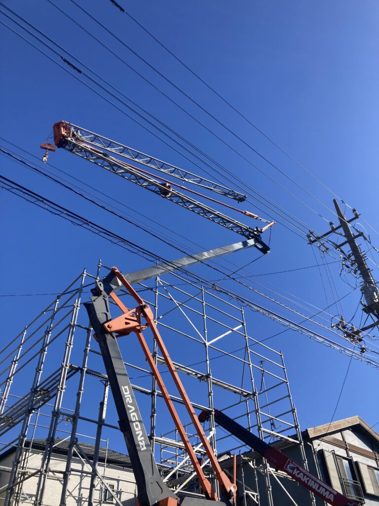 電線が邪魔で電動クレーンを道路に据え付けるのが大変です。