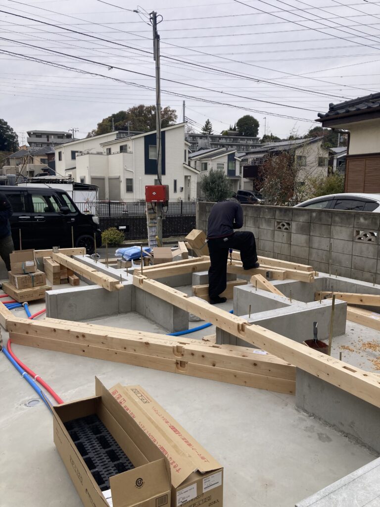 土台とは骨組みの最下部にあって、柱を受け、その根本をつなぐ横材です。