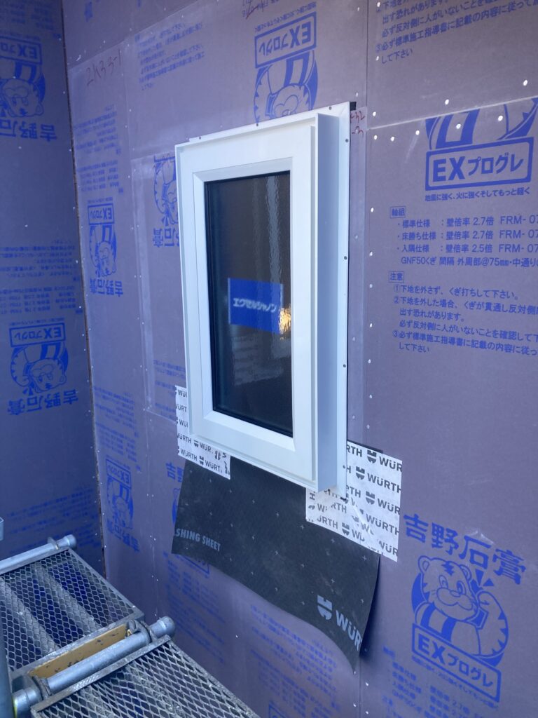 樹脂サッシ周りの防水・気密施工を行いました。