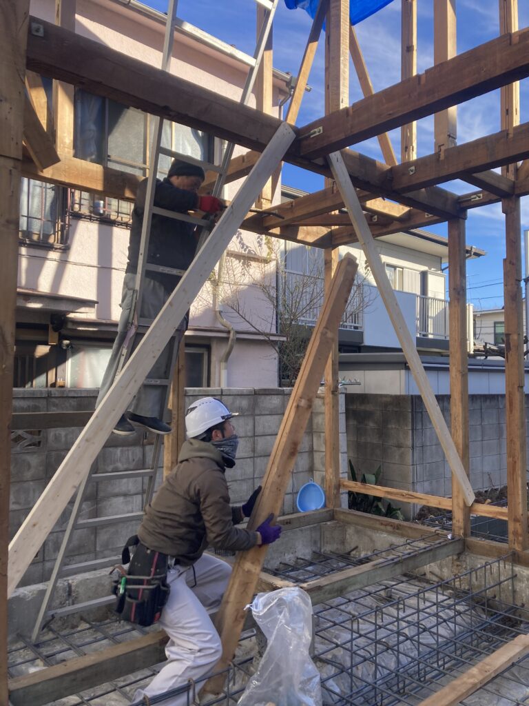 「私も長く住んでいますが、この道に車が停まっているのを始めてみました。」