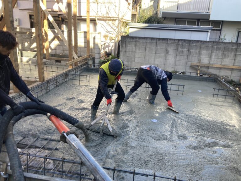 全面道路が狭いため、ポンプ車・生コン車ともに侵入出来ません。