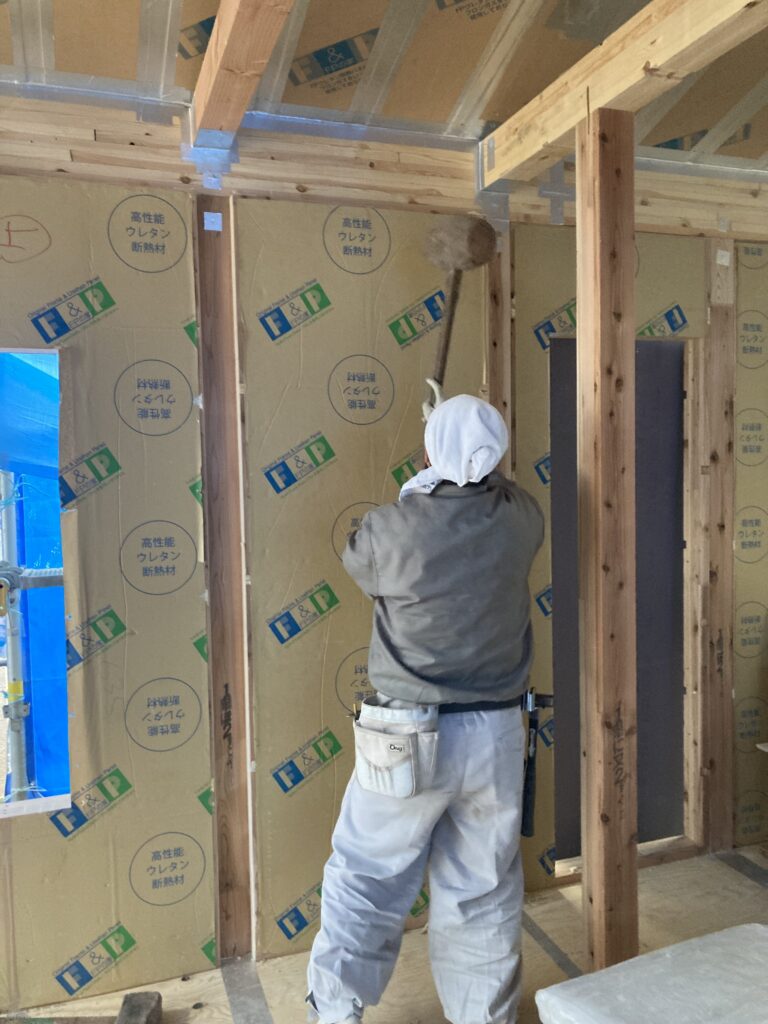 骨組状態の既存建物はいわゆる普通の家ですが、増築部分はFPの家にしました。